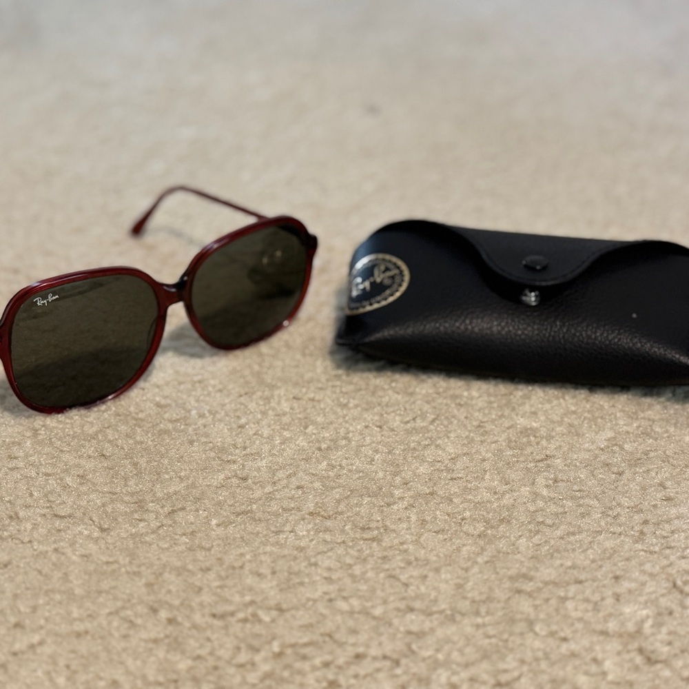 TRUE VINTAGE WOMEN’S LARGE FRAME RAY BAN SUNGLASSES WO341